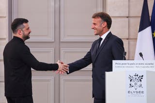 Le président français Emmanuel Macron et le président ukrainien Volodimir Zelensky ont rencontré d'autres dirigeants européens lors de la soi-disant réunion de l'union de